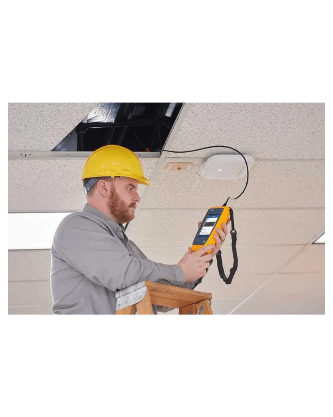 Fluke LinkIQ Cable and Network Tester LIQ-100 in testing