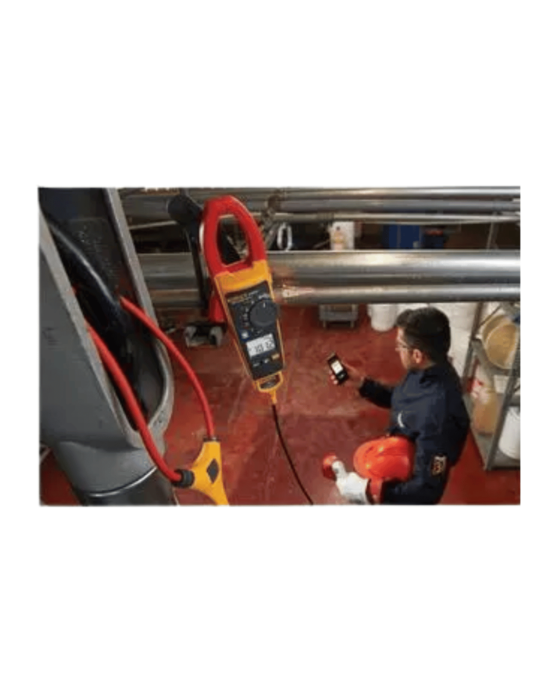 Fluke 374FC True RMS Wireless Clamp Meter in testing