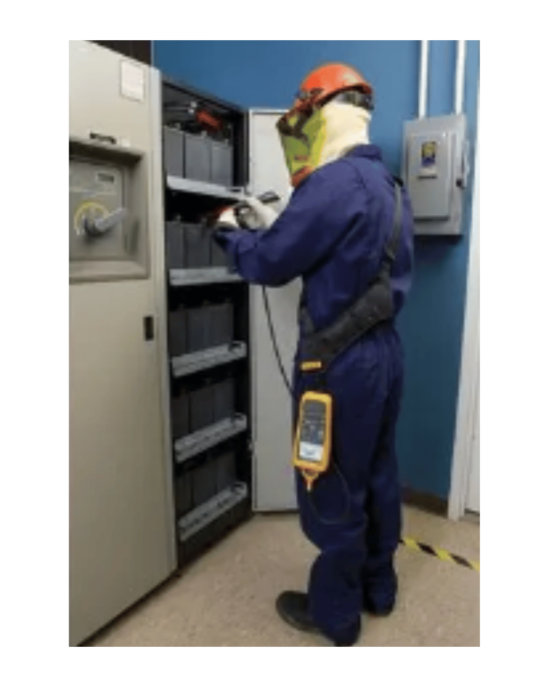Fluke BT521 battery analyzer in use 