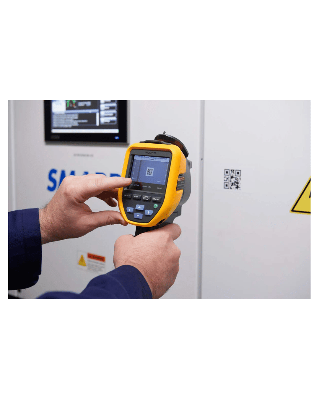 Person holding fluke-tis20_max_9hz--product-image