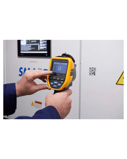 Person holding fluke-tis20_max_9hz--product-image